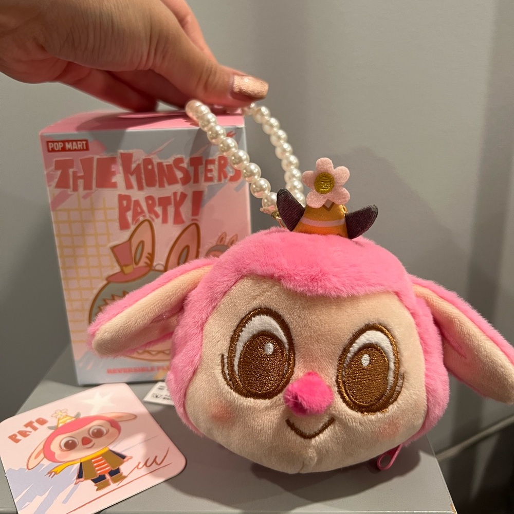 THE MONSTERS PARTY SERIES - REVERSIBLE PLUSH BLIND BOX - Pato